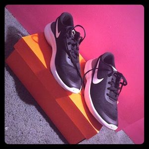 Nike flex experience run size 8